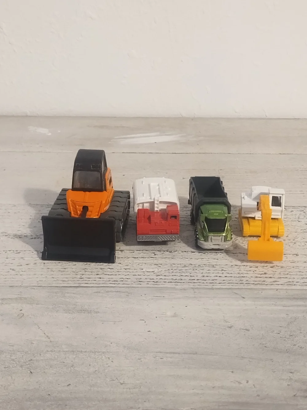 Lot 4 vehicles construction 3 matchbox diecast metal and plastic/1 maistoplstic